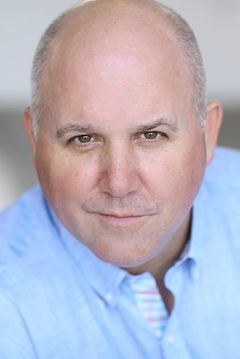 James DuMont interpreta Patrick O'Bryan