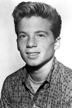 Bobby Diamond interpreta Small Role (uncredited)