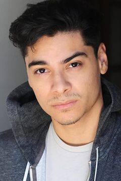 Fernando Luis Vega interpreta Sam Garcia