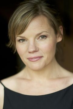 Georgia Adamson interpreta Receptionist (uncredited)