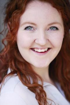 Lizzie Frain interpreta Mrs Johnson