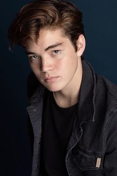 Matthew Sato interpreta Liam