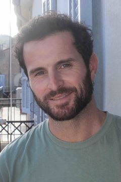 Jérémy Alberti interpreta Journalist