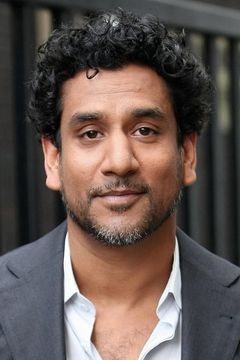 Naveen Andrews interpreta Julian Cousins