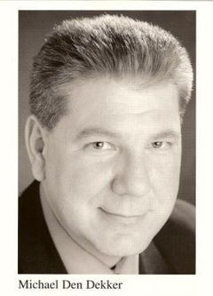 Michael Den Dekker interpreta Undercover Cop (uncredited)