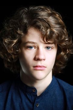 Sam Taylor Buck interpreta Adam Young