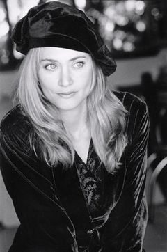 Susan Marie Snyder interpreta Laken Lockridge