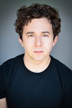 Aaron Himelstein interpreta McGinson