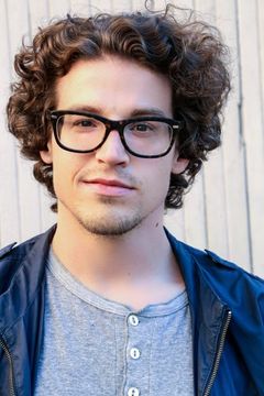 Joel Kelley Dauten interpreta Adam Friedman