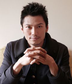 Hiroaki Iwanaga interpreta Guts (voice)