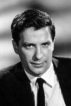 John Cassavetes interpreta Sgt. Chris Button