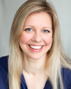 Emily Heyworth interpreta Nurse