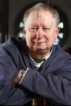 Brian Pettifer interpreta Sir Kingsley Wood
