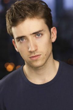 Dylan Sloane interpreta Phillip Pifer