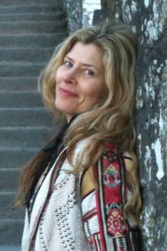 Katherine Wallach interpreta Reporter
