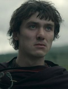 Kieran Burton interpreta Alex