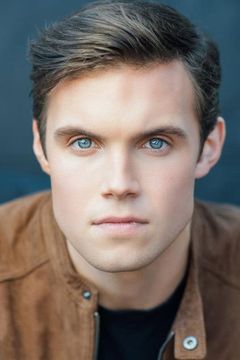 Luke Daley interpreta Young Henry Marlow