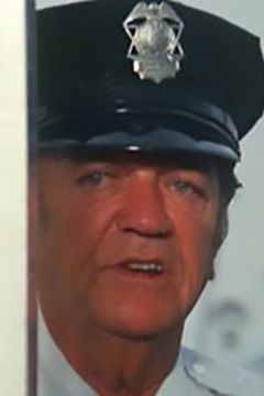 Sam Siegel interpreta Polizist