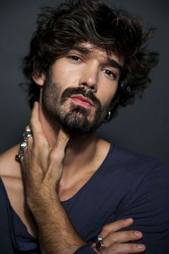 Oliver Ruano interpreta Tirso