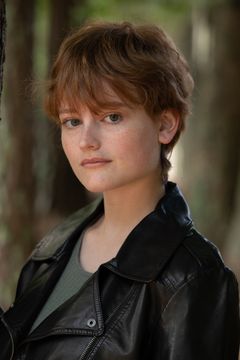 Sparrow Nicole interpreta Ashlyn Bates (uncredited)