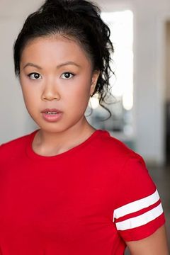 Stephanie Wong interpreta Tina