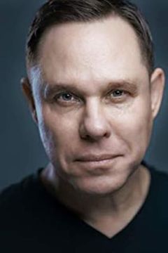 Randy Charach interpreta Justice Walton