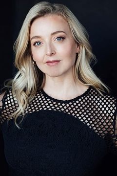 Anna Hardwick interpreta UK News Anchor