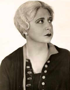 Ruth Cherrington interpreta Minor Role (uncredited)