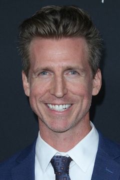 Josh Meyers interpreta Liberace's Attorney