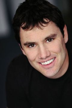 Casey Pieretti interpreta Familiar