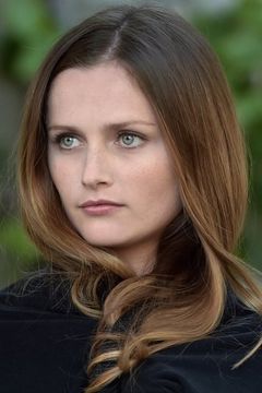 Diana Rudychenko interpreta Barrier jewelry customer