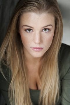 Emily Peachey interpreta Girl