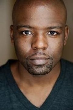 Junior Laniyan interpreta Private Bell