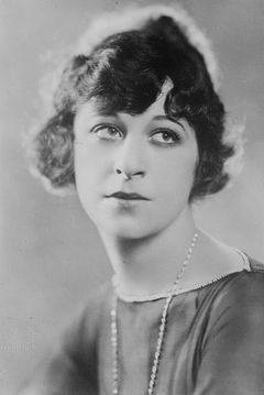 Fanny Brice interpreta Self (archive footage) (uncredited)