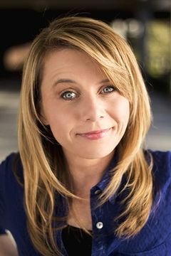 Sarah Kent interpreta Distraught Co-worker