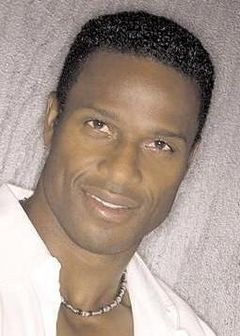 Willie Gault interpreta Detector Operator