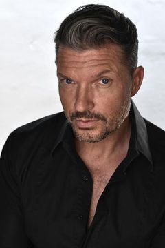 Hardy Krüger Jr. interpreta Stefan Leitner