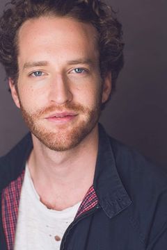 Peter Falls interpreta Additional Voice (voice)