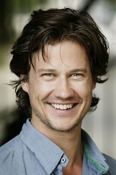 Kristian Kiehling interpreta Alek