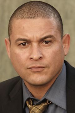 Franco Vega interpreta Policeman