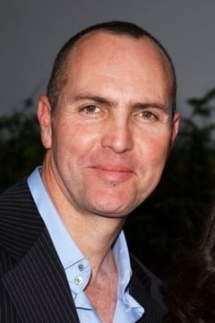 Arnold Vosloo interpreta Tom Jedd