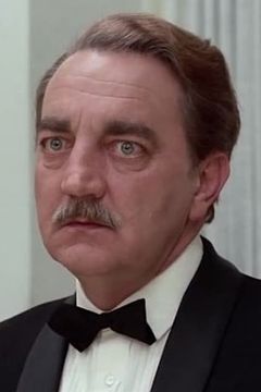 Ugo Bologna interpreta Morpurgo, il direttore di banca