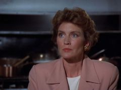 Leslie Bevis interpreta Commanderette Zircon