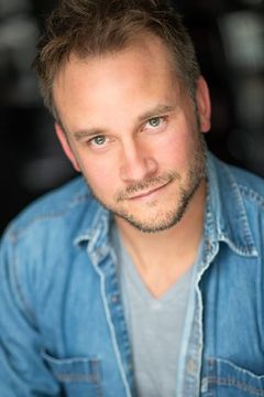 Adam Thomas interpreta Officer O'Conner