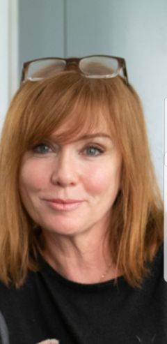 Tricia Heine interpreta Connie
