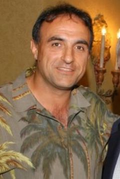 Michael Sicoly interpreta Pilot Julio César Ferradas