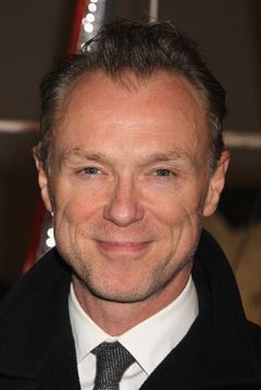 Gary Kemp interpreta Cregg