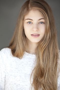 Madison McAleer interpreta Young Priestess #3