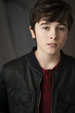 Valin Shinyei interpreta Jason Webster