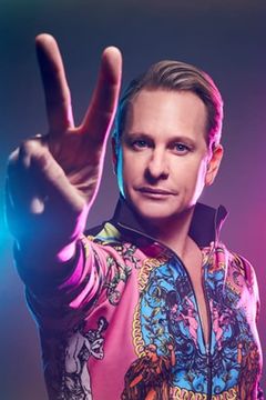 Carson Kressley interpreta Lance